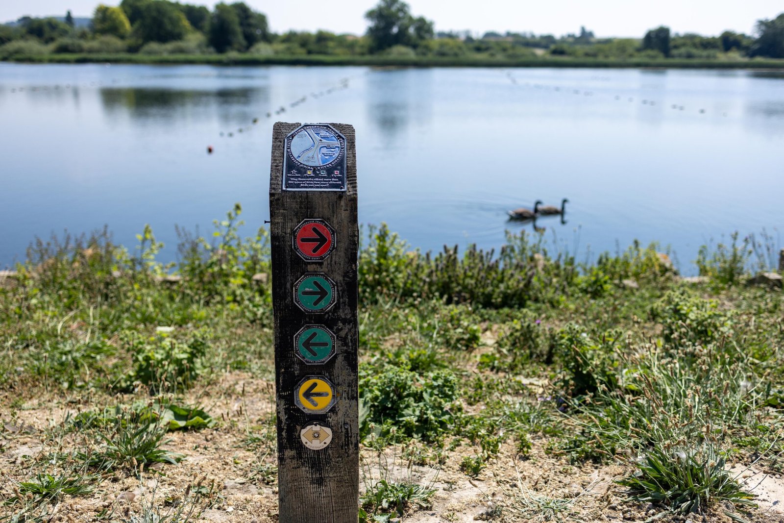 Tring Reservoirs with narrowboats near Lock 39, on the ride to Church Farm Café