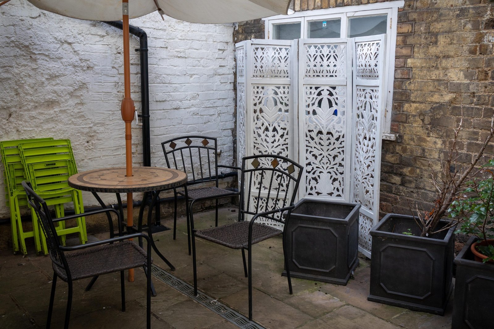 Courtyard seating at Mudlarks Garden Cafe